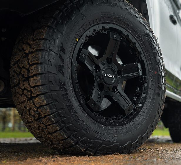 Mud terrain tyre tread